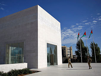 Палестинцы начали разбирать мавзолей Арафата