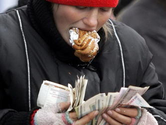 Опрос: больше всего белорусов волнуют зарплаты, льготы и цены