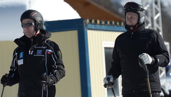 Путин в Сочи прокатился на лыжах с Медведевым и пообещал очередную проверку