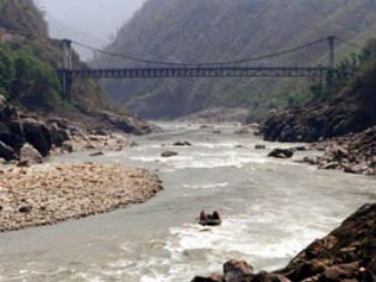 В Непале обрушился мост с туристами