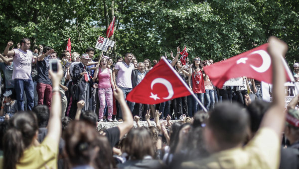 Турецкие демонстранты начали дарить полицейским цветы