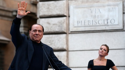 Берлускони тайно обвенчался с любовницей, годящейся ему во внучки