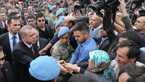 Премьер Турции Эрдоган попал в потасовку в толпе протестующих (Видео)