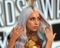 Леди Гага устроила стриптиз в аэропорту
