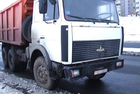 В Гродно водитель МАЗа при перестроении не заметил Renault и легковушку отбросило в столб