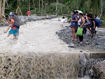 Число жертв тайфуна на Филиппинах превысило 330 человек