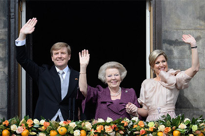Королева Нидерландов отреклась от власти в пользу сына - первого короля за 123 года