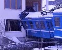 Уборщица из Швеции протаранила жилой дом на угнанном поезде