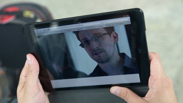 Сноуден получил премию за разоблачения американских спецслужб