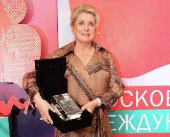 Катрин Денев получила награду ММКФ