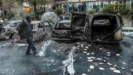 Беспорядки в Стокгольме стихли, но в Швеции все еще неспокойно