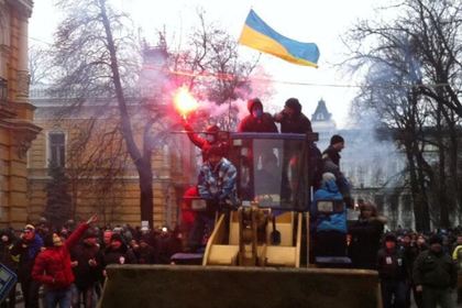 Неизвестные штурмуют резиденцию Януковича (Видео, онлайн)