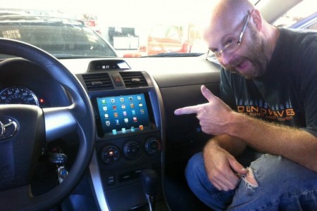 iPad Mini успешно дополнил приборную доску авто