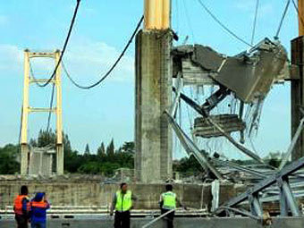При обрушении моста в Индонезии погибли 11 человек
