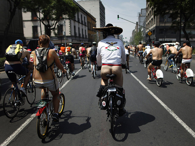 Голые велосипедисты проехали по улицам Мехико (Фото+видео)