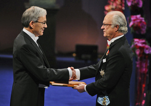 В Стокгольме вручили Нобелевские премии