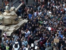 В Каире многотысячные толпы демонстрантов оккупировали телецентр и дворец Мубарака