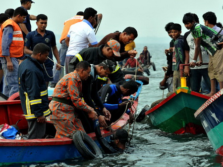 В Бангладеш перевернулся паром: 14 человек погибли, 50 пропали