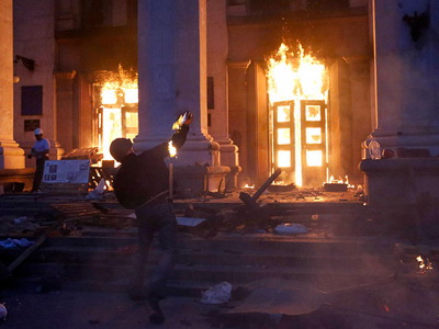 Столкновения в Одессе завершились десятками смертей (Видео)