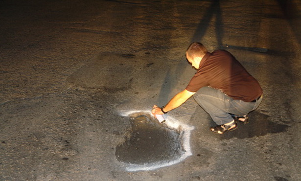 В Барановичах автолюбители решили покрасить ямы на дорогах