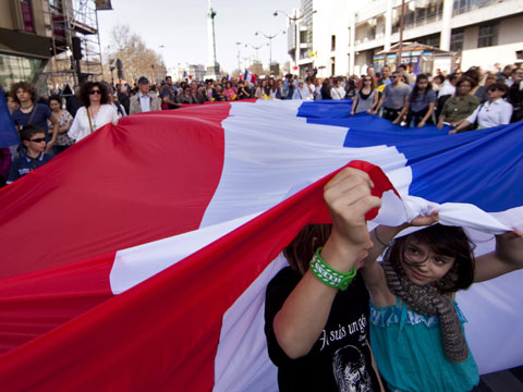 Молчаливые люди вышли на улицы Парижа и Тулузы