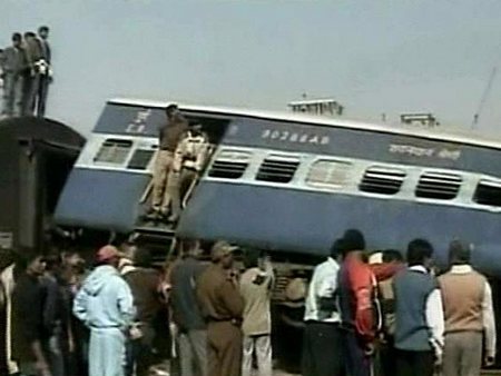 Столкновение поездов в Индии: много погибших и раненых
