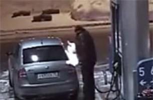 Российский водитель догадался подсветить бензобак зажигалкой (видео)