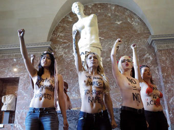 FEMEN устроили акцию в Париже у статуи Венеры