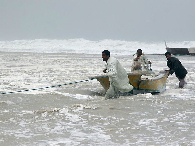 У побережья Ирана затонуло пассажирское судно: 17 погибших