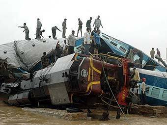 35 человек погибли в результате железнодорожной катастрофы в Индии