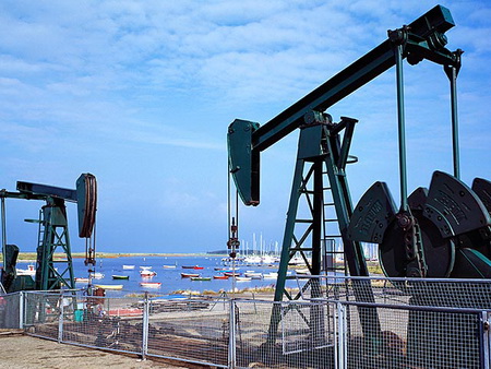 Стоимость нефти WTI упала ниже 90 долларов за баррель впервые за 17 месяцев