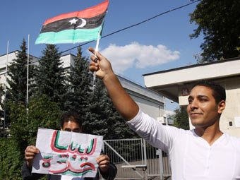 Над посольством Ливии в Москве подняли флаг повстанцев