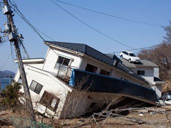 Япония почтила минутой молчания жертв землетрясения