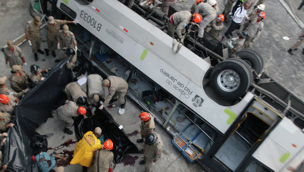 Автобус рухнул с путепровода на шоссе в Бразилии, погибли семь человек