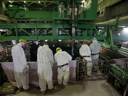 На японской АЭС «Фукусима-1» продолжает увеличиваться уровень радиации