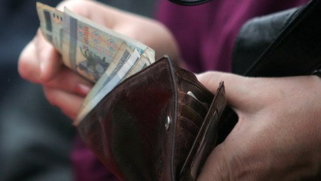 Средняя зарплата белорусов пошла на спад