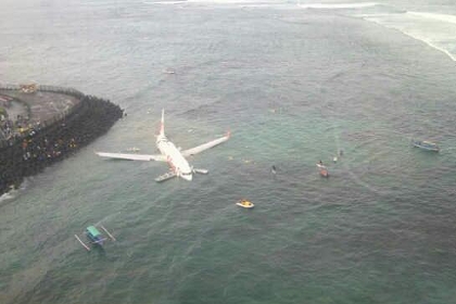 На Бали самолет при посадке съехал в океан