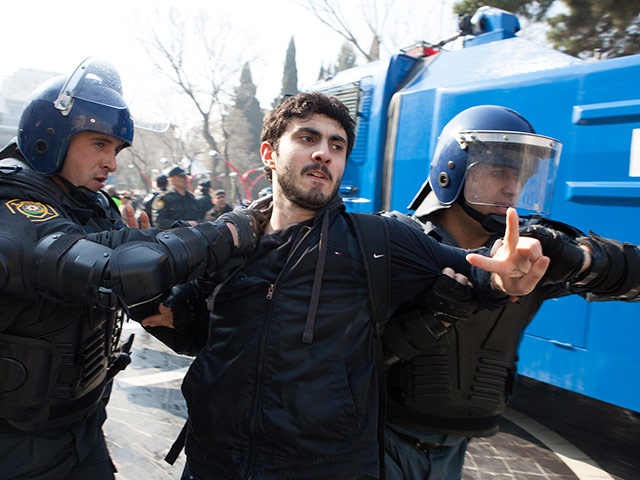 В Баку протестовавших против смертей в армии обстреляли резиновыми пулями