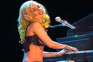 Lady Gaga во время выступления в Хьюстоне рухнула под рояль (Видео)