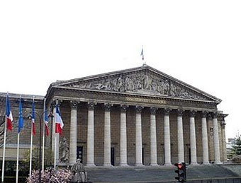Сенат Франции окончательно одобрил скандальную пенсионную реформу