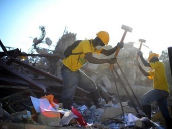 Число жертв на Гаити приблизилось к количеству погибших от цунами 2004 года