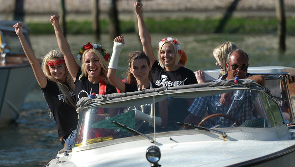 Активистки Femen разделись перед бургомистром Гамбурга