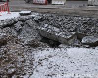 ЧП в Брянске: мать и младенец провалились под землю в центре города