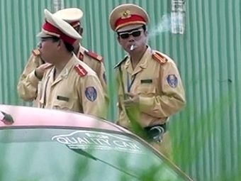 В полиции Вьетнама запретили книги и солнцезащитные очки