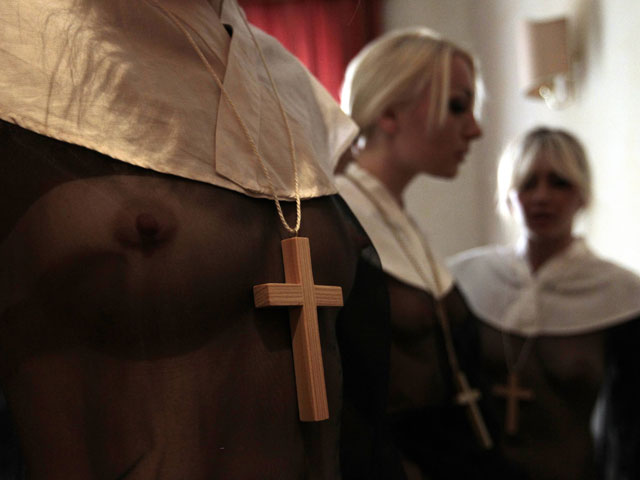 В Ватикане схватили украинок, оголившихся на акции «Молот ведьм» (Фото)
