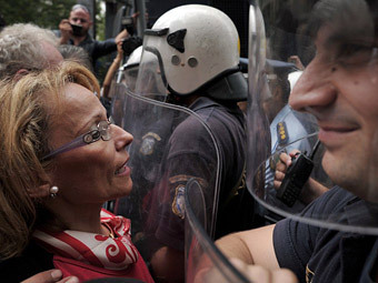 Греция прекратила работать в знак протеста против жесткой экономии