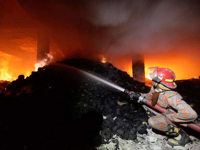 В Бангладеш сгорела 9-этажная фабрика. Люди прыгали из окон, более 120 погибших