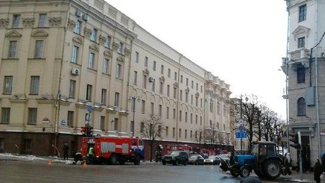 Десять пожарных машин прибыли к зданию КГБ Беларуси
