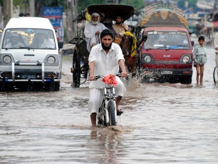 Наводнение в Пакистане унесло жизни более 90 человек