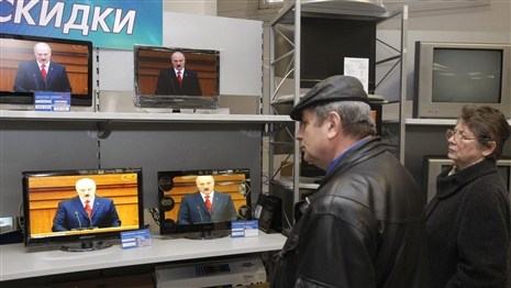Лукашенко вновь обещает зарплаты в 500 долларов